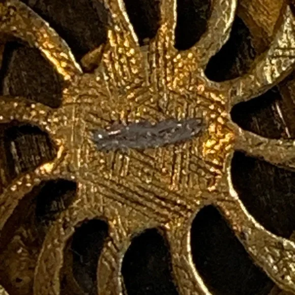 Elegant Vintage Gold and Black Cameo Collar Brooch - Picture 4 of 4